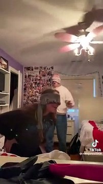 Une bouteille accrochée à un fil tourne autour d'un ventilateur et frappe plusieurs fois cette homme aux yeux bandés