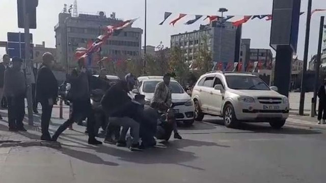 Bağcılar’da sürücüyle çarptığı yayanın tekmeli yumruklu kavgası