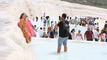 Turistler Pamukkale'ye akın etti