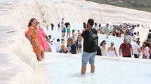 Turistler Pamukkale'ye akın etti