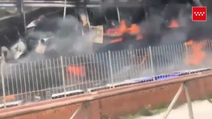 Download Video: Un incendio devora una gran nave industrial en el matadero de Getafe (Madrid) sin causar daños personales