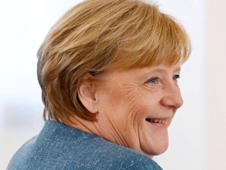 Überraschender Auftritt: Angela Merkel zeigt sich im Schloss Bellevue