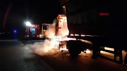 Otoyolda yanan hurda yüklü TIR, küle döndü