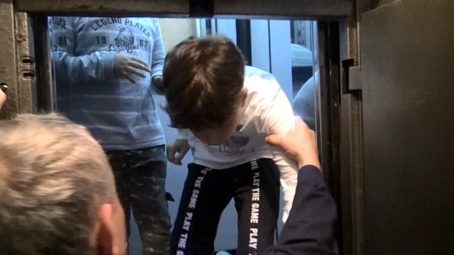 Avcılar'da asansörde mahsur kalan iki çocuk kurtarıldı