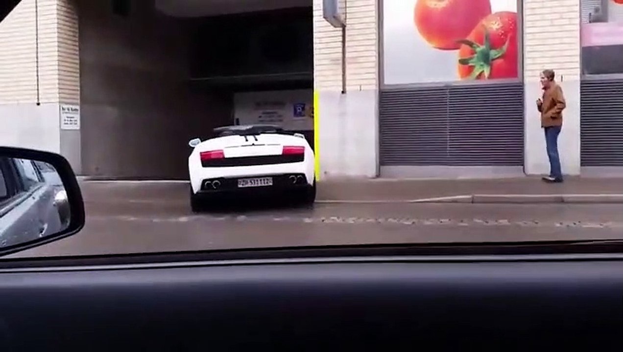 Il fait le gros boulet en voulant entrer dans un parking avec sa Lamborghini !