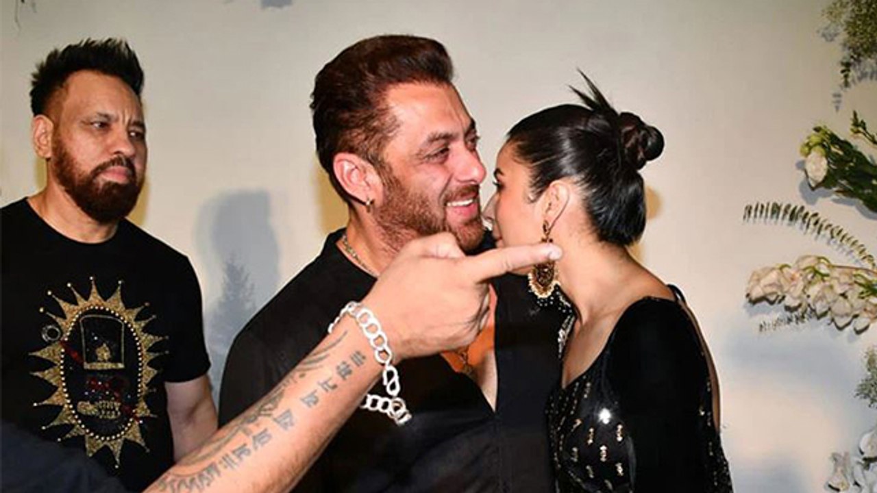 Shehnaaz Gill का Salman Khan को Kiss करने पर Bodyguard Shera भड़का, Fans ने लिए मजे | Boldsky