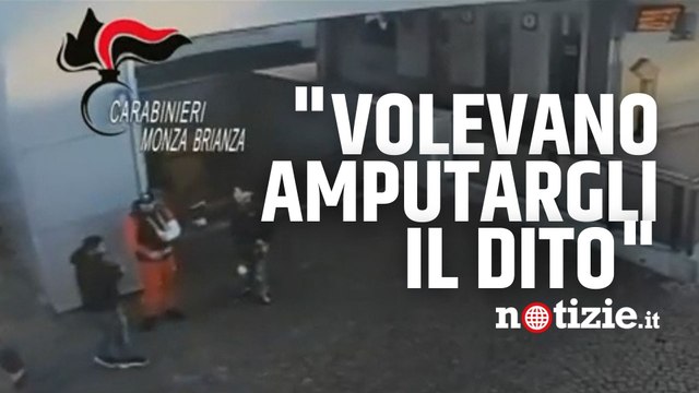 Monza, tre giovani rapinano un minimarket: nella fuga cercano di amputare il dito al gestore