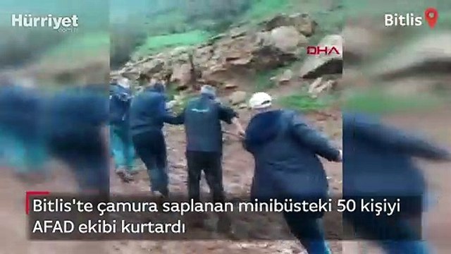 Bitlis'te çamura saplanan minibüsteki 50 kişiyi AFAD ekibi kurtardı
