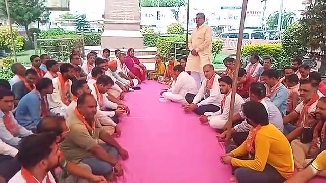 जोधपुर हिंसा के विरोध में भाजपाइयों ने दिया धरना, राज्यपाल को सौंपा ज्ञापन