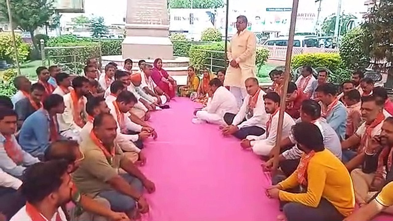 जोधपुर हिंसा के विरोध में भाजपाइयों ने दिया धरना, राज्यपाल को सौंपा ज्ञापन