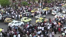 مئات الأهالي يتجمّعون في دمشق بانتظار وصول سجناء يشملهم العفو الرئاسي
