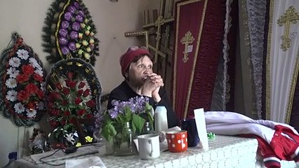 Antonina pasa la guerra en Ucrania entre crucigramas y ataúdes