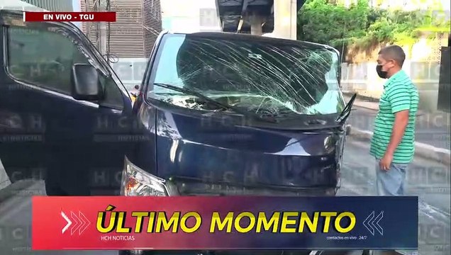 ¡Macanazo! Rescatan a chofer de “rapidito” atrapado tras impactar con puente a desnivel en TGU