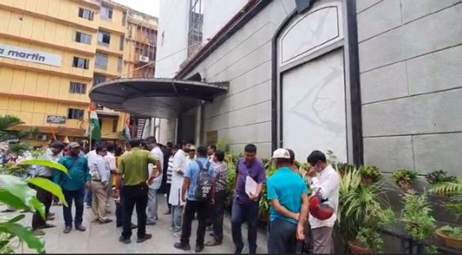 দীর্ঘদিন টাকা ফেরত না পেয়ে দপ্তরের সামনে বিক্ষোভ দেখালেন সাহারা ইন্ডিয়া বহু গ্রাহক