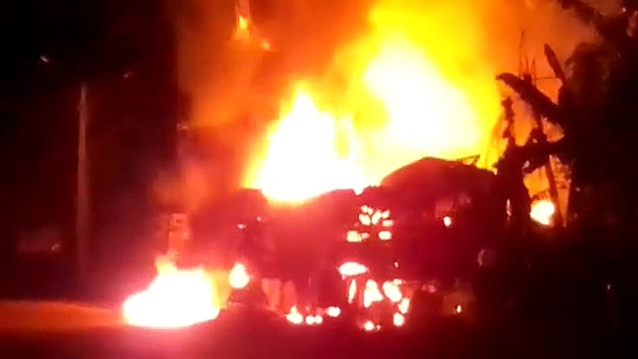 Motorista morre carbonizado após carreta tombar na região Serrana