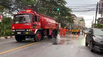 ฝนตกหนักน้ำมันรั่วบนถนนเกือบ 6 กม. รถ จยย. ล้มระเนระนาดกว่า 40 คัน