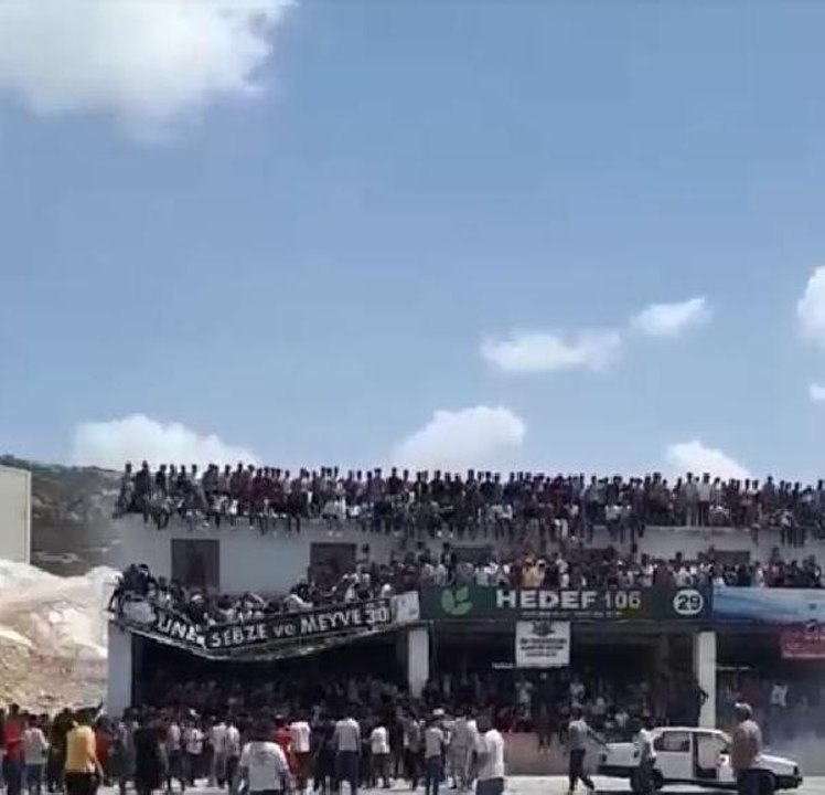 Son dakika haberi: Drift festivalinde üst üste kaza; balkon ve platform çöktü, araçta yangın çıktı