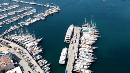 Mega yat "Titan" yakıt ikmali için Fethiye'ye geldi