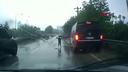 ANİ MANEVRADA ARACIN KAPISI AÇILDI, ÇOCUK YOLA DÜŞTÜ; O ANLAR KAMERADA