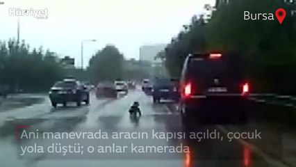 Ani manevrada aracın kapısı açıldı, çocuk yola düştü; o anlar kamerada
