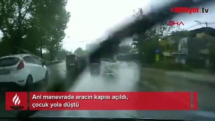 Ani manevrada aracın kapısı açıldı, çocuk yola düştü!
