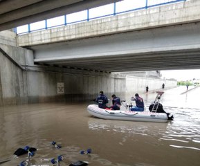 Elazığ'da ev ve iş yerlerini su bastı, mahsur kalanları itfaiye botla kurtardı