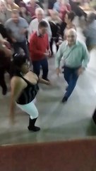 Mujer encontró a su esposo bailando acarameladito con otra y lo sacó de las orejas