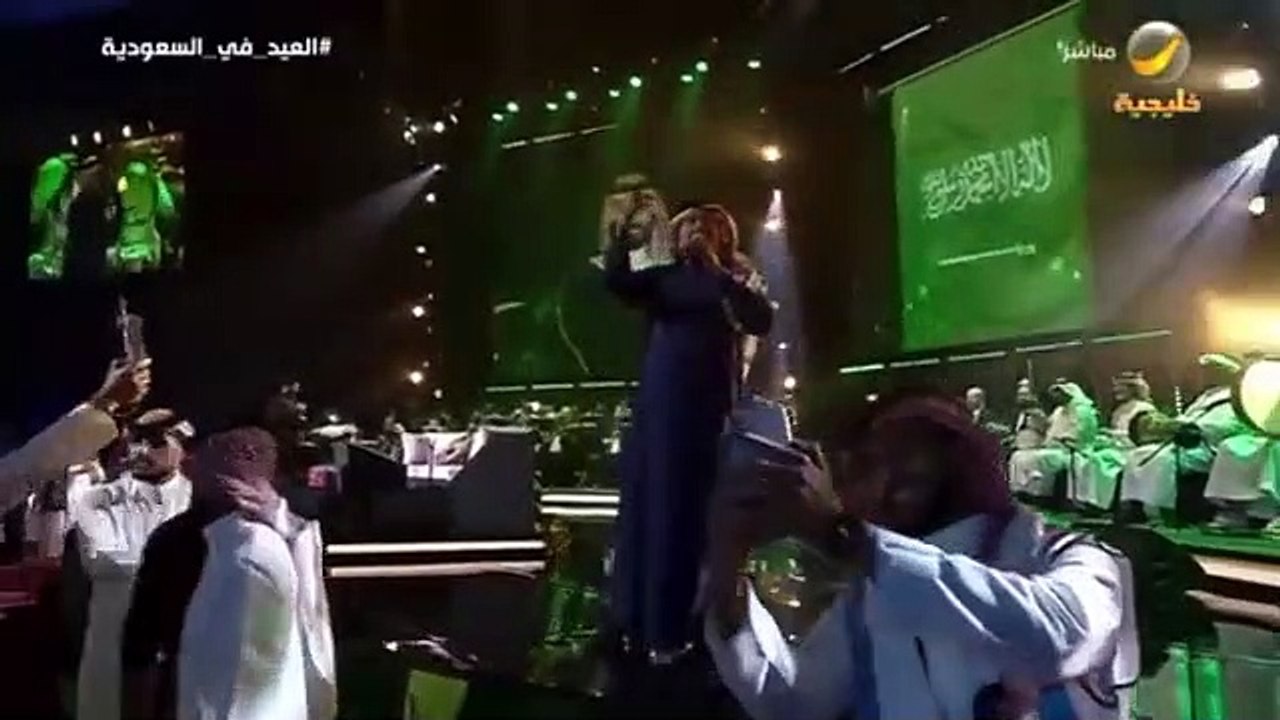 محمد عبده يرقص على مسرح طلال مداح خلال حفل فني...