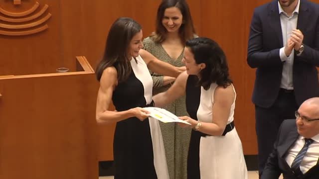 Doña Letizia y una de las premiadas de los Premios Reina Letizia 2021 coinciden con el mismo vestido