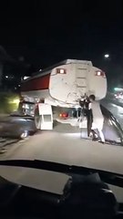 Un employé essaye désespérément de reboucher la cuve d’un camion citerne