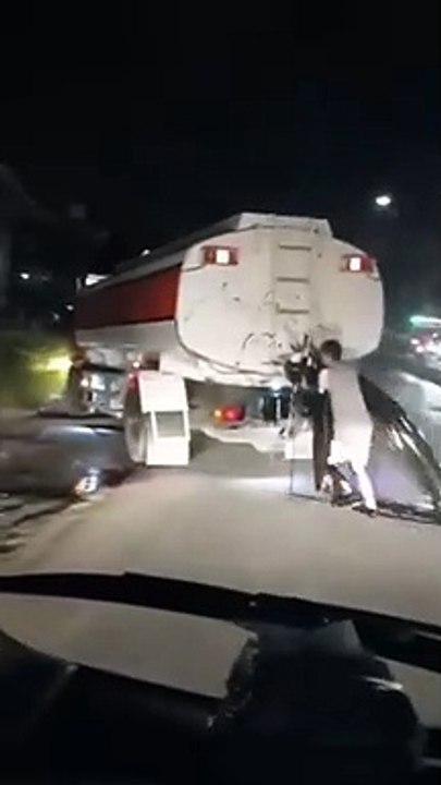Un employé essaye désespérément de reboucher la cuve d’un camion citerne