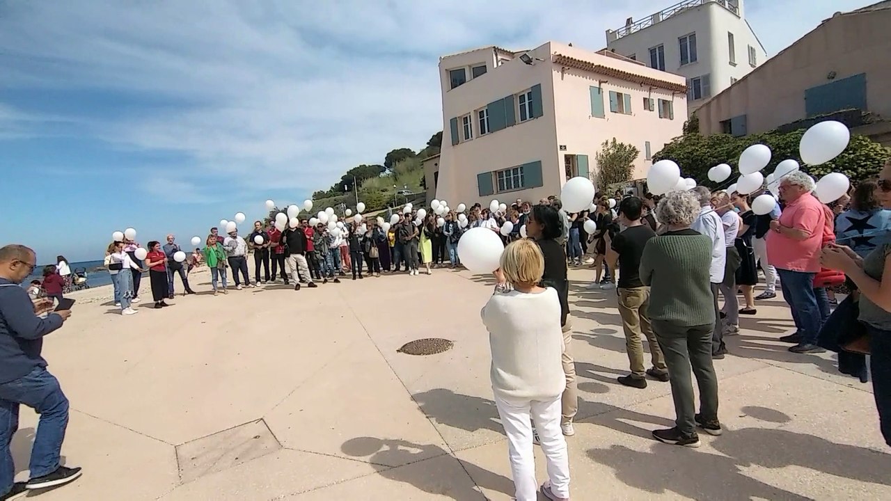 Un lâcher de ballons après le double accident mortel à trottinette à Gassin