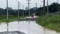 Bombeiros fazem resgate de crianças ilhadas em escola de Joinville