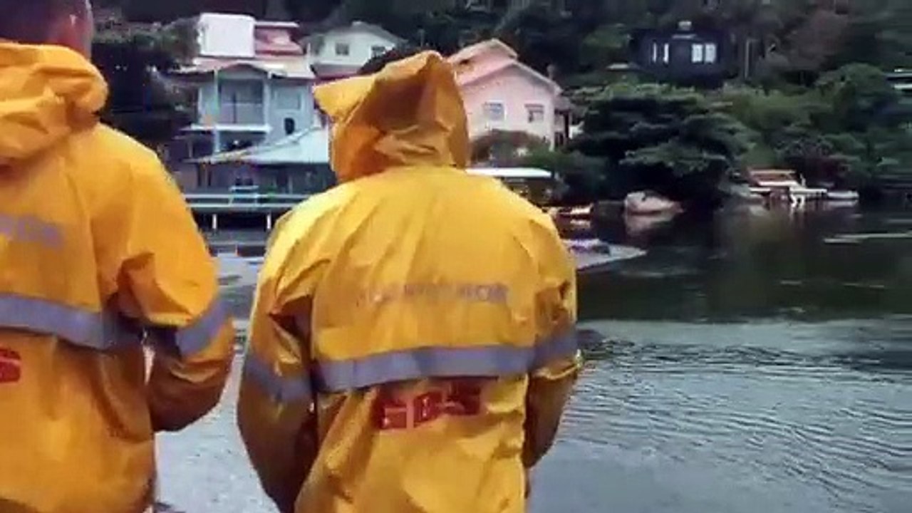 Carro com gestante cai dentro de Canal da Barra e família consegue escapar antes de carro afundar