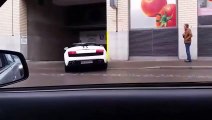 Il fait le gros boulet en entrant dans un parking avec sa Lamborghini !