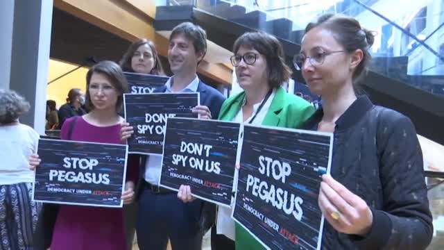 Eurodiputados portan carteles con el lema Stop Pegasus en el Parlamento Europeo