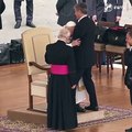 Peregrinos alientan al papa Francisco para que se ponga de pies