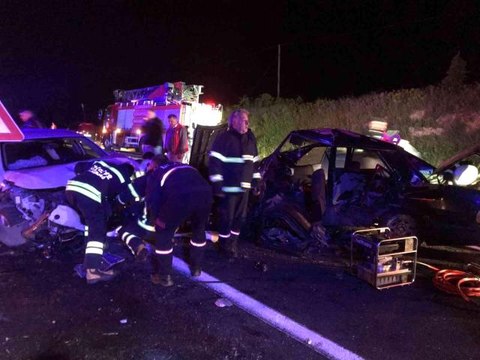 İki otomobil kafa kafaya çarpıştı: Feci kazada 2'si ağır, 3 yaralı