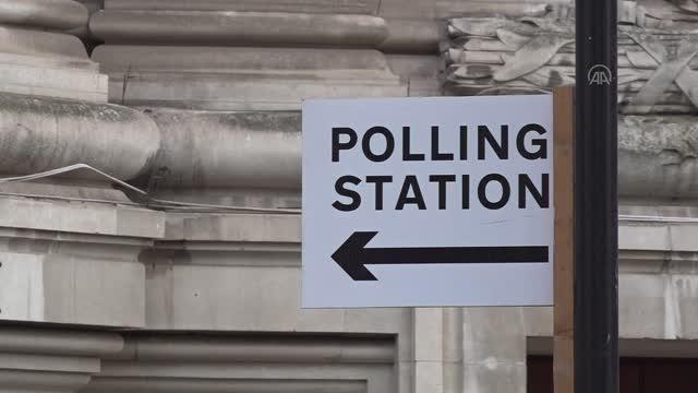 İngiltere Başbakanı Johnson yerel seçimler için oyunu kullandı