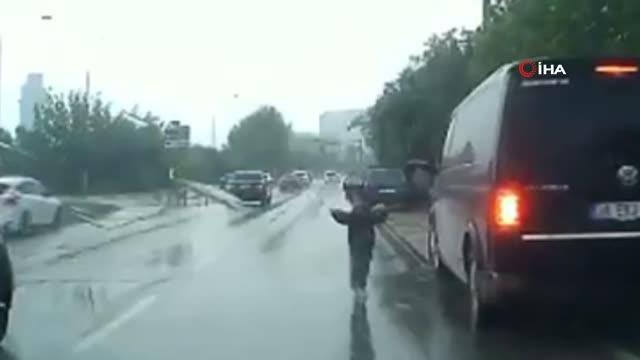 Seyir halindeyken kapısı açılan otomobilden yola savruldu... Korku dolu anlar kamerada