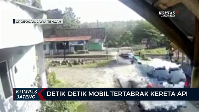 Detik-detik Mobil Tertabrak Kereta Api