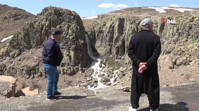 Bingöl'de 50 metrelik şelale karların erimesiyle coştu