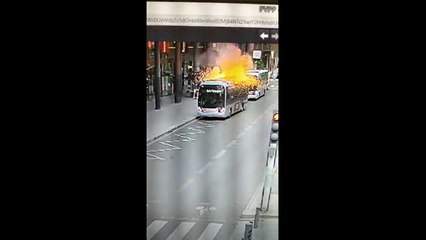VÍDEO: Un autobús eléctrico en París explota y se incendia de esta forma tan espectacular