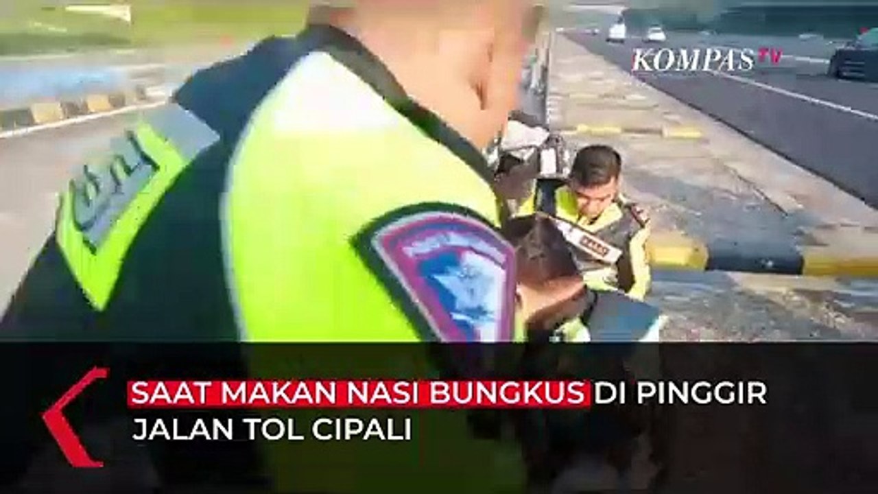 Viral Polisi Makan di Pinggir Tol Cipali, Bertugas Demi Jaga Arus Balik Pemudik
