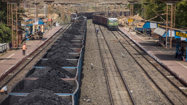 Coal Shortage: బొగ్గు ర్యాక్ ల తరలింపు కోసం భారతీయ రైల్వే కీలక నిర్ణయం | Telugu Oneindia