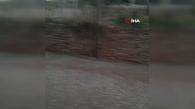 Kahramanmaraş'ta sağanak taşkına neden oldu, dolu tarım alanlarını vurdu