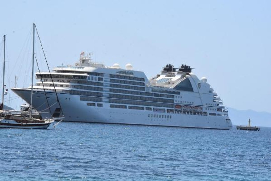 BODRUM'A 2 YOLCU GEMİSİ VE 1 LÜKS YAT GELDİ