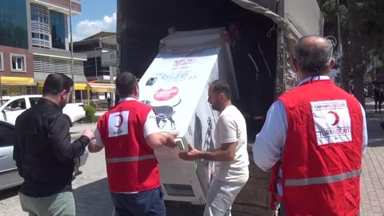 Türk Kızılay Osmaniye Şubesi'nden sokak hayvanları için mama makinesi