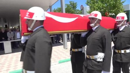 Silahını temizlerken kendini vuran yüzbaşı son yolculuğuna uğurlandı