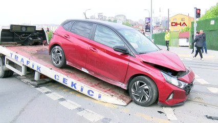 Tramvay ile otomobil çarpıştı: O anlar kamerada